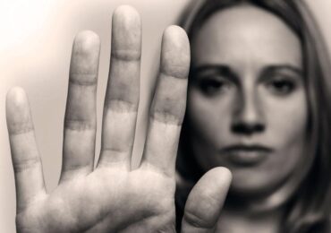 ¿Por qué algunos hombres maltratan a las mujeres?